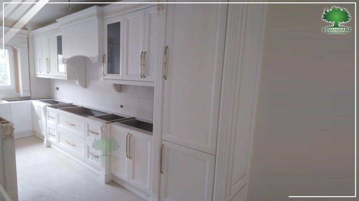 کابینت ممبران سفید با طراحی کلاسیک و لوکس برای آشپزخانه