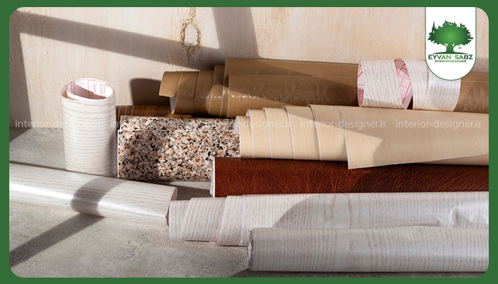 نمونه رولهای کفپوش PVC و وینیل با طرحهای متنوع چوبی، سنگی و چرمی برای بازسازی منزل.